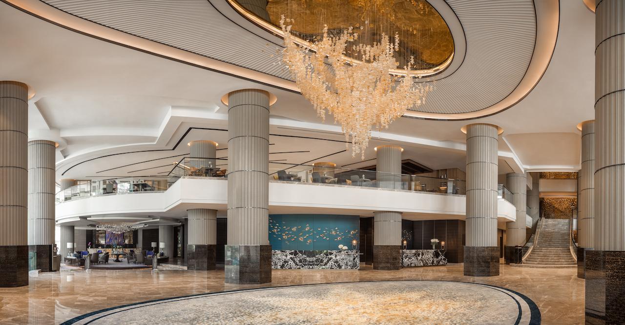 曼谷洲際酒店翻新後，以大量手工藝術吊燈裝飾
