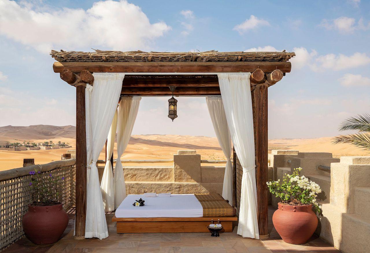 沙漠中的度假酒店，融合現代與傳統阿拉伯設計