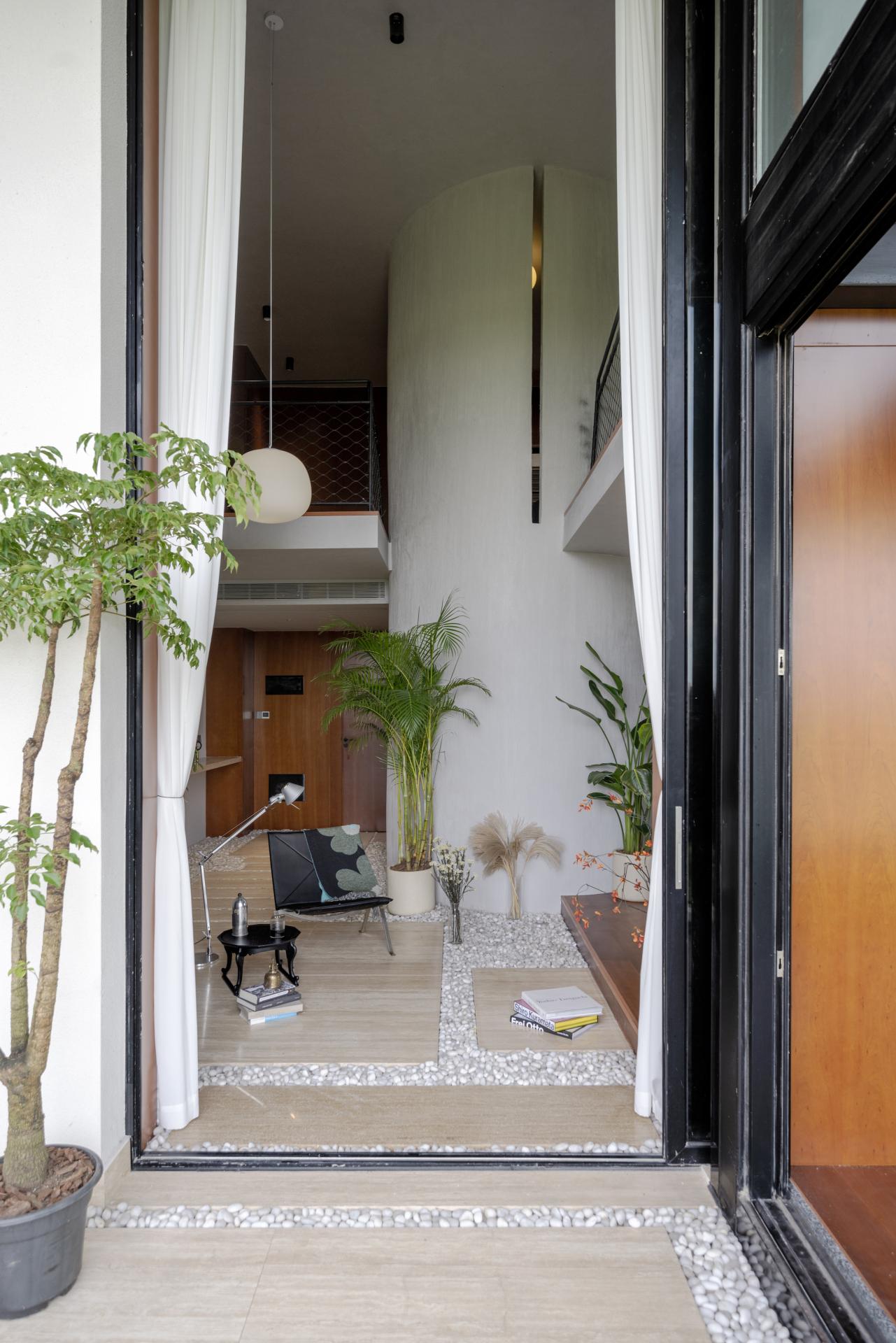 Escape to Tranquility: Tour a Breathtaking 1600 sq ft Garden Loft in Haikou, China