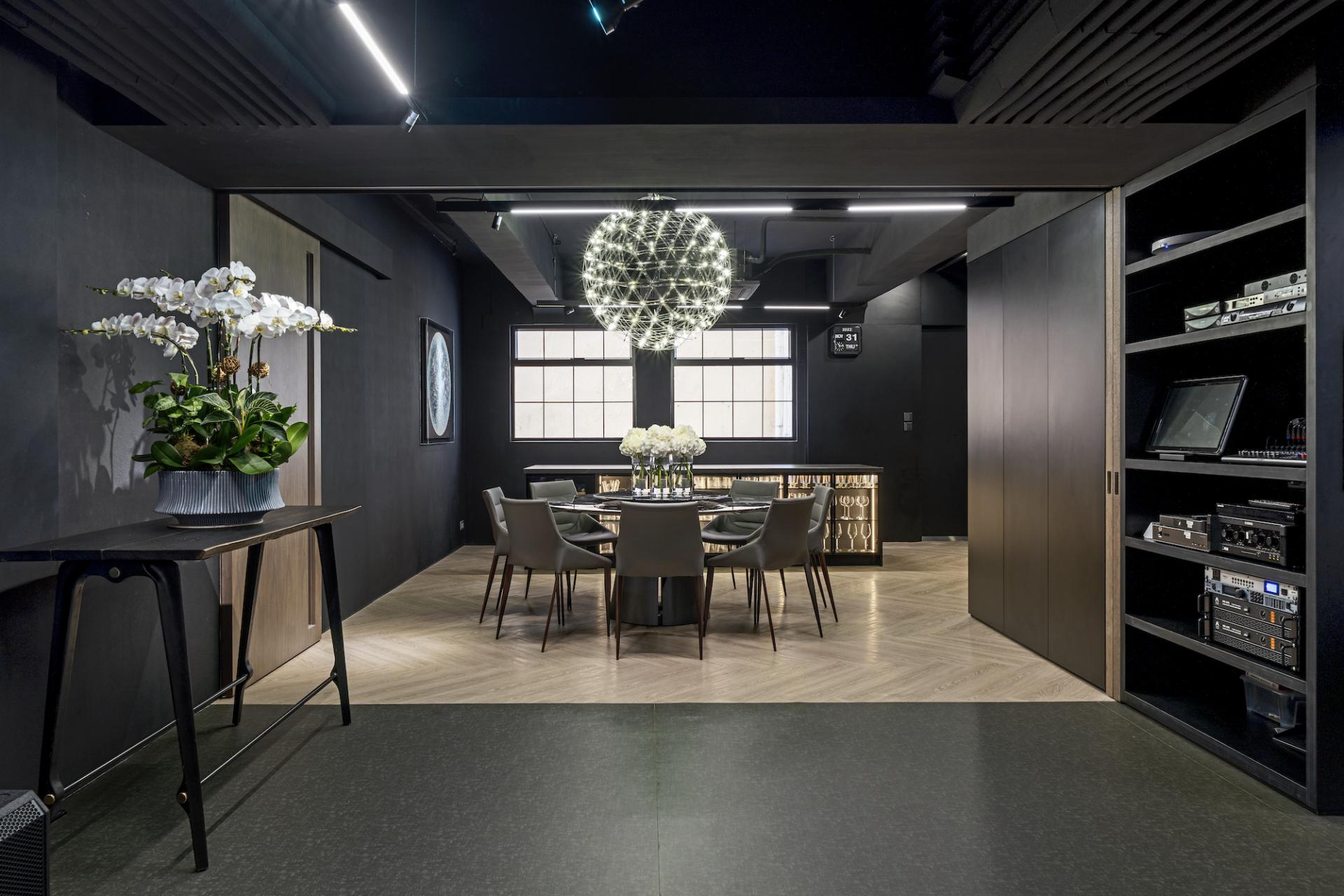 Retire in Style: A Multi-Functional Office for a Retiree and Her Cats in Hong Kong