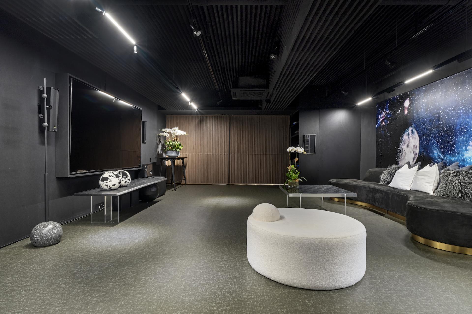 Retire in Style: A Multi-Functional Office for a Retiree and Her Cats in Hong Kong