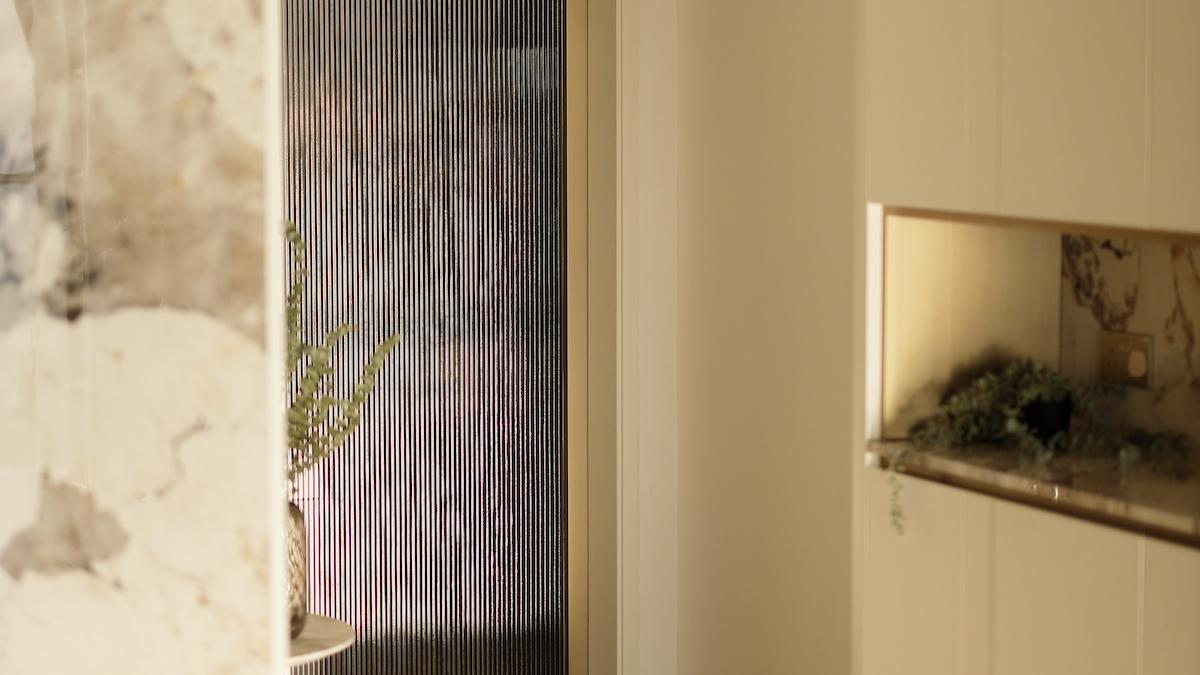 貝沙灣住宅活用潘朵拉雲石紋岩板，體現現代古典主義