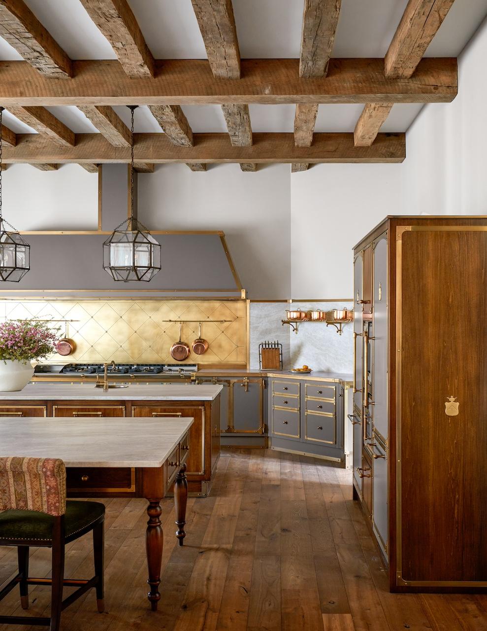 意大利Officine Gullo訂製廚櫃，成為德州鄉村風廚房亮點