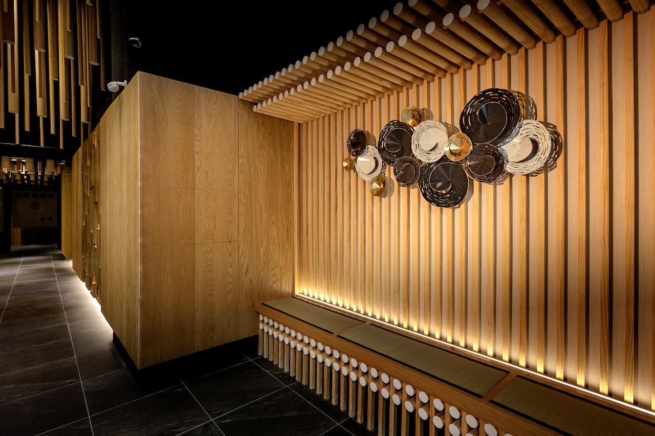 台中日式鍋物餐廳的木格柵，體現日式美學