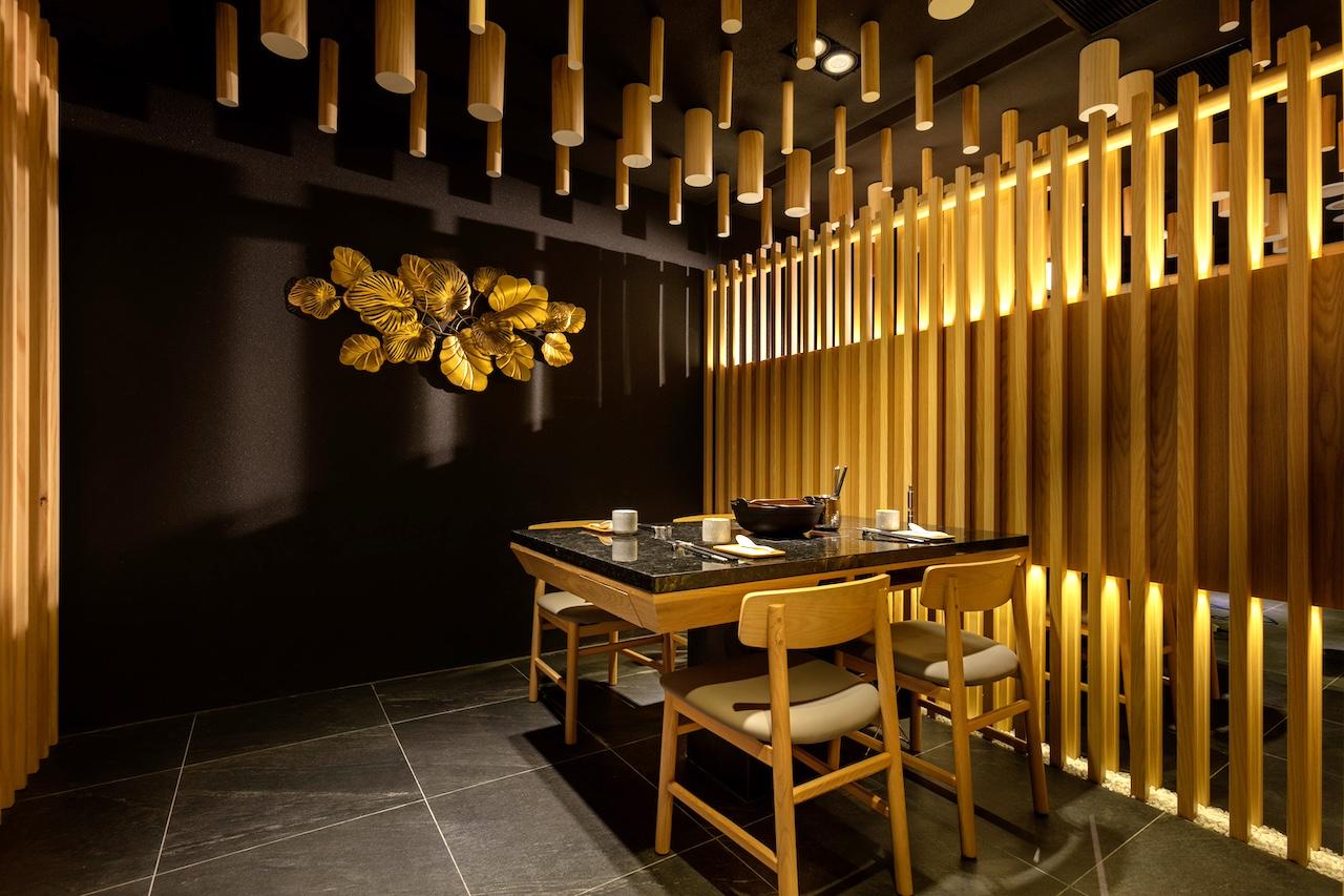 台中日式鍋物餐廳的木格柵，體現日式美學