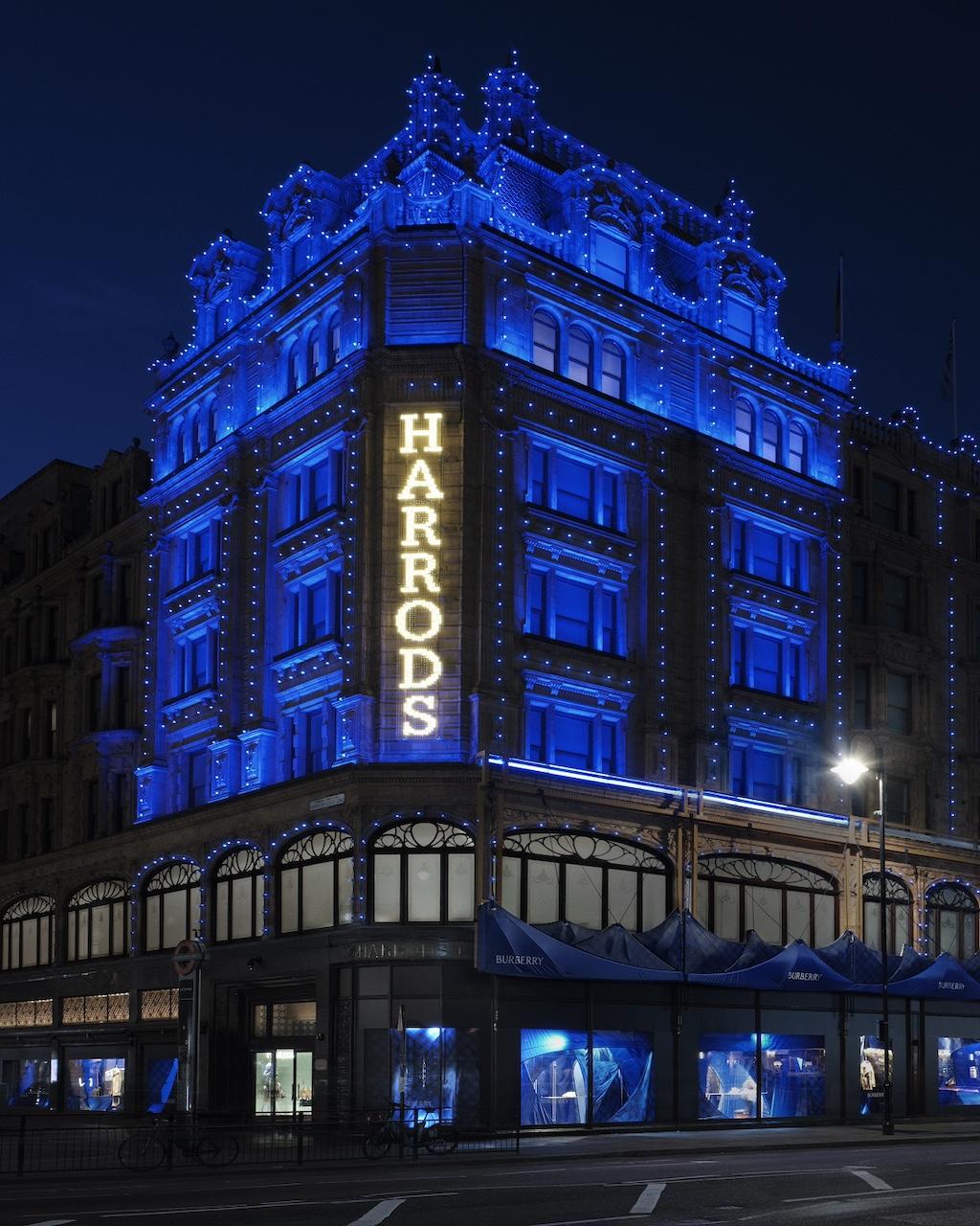 倫敦Harrods百貨公司，與時裝品牌Burberry合作，展現騎士藍格紋新風貌