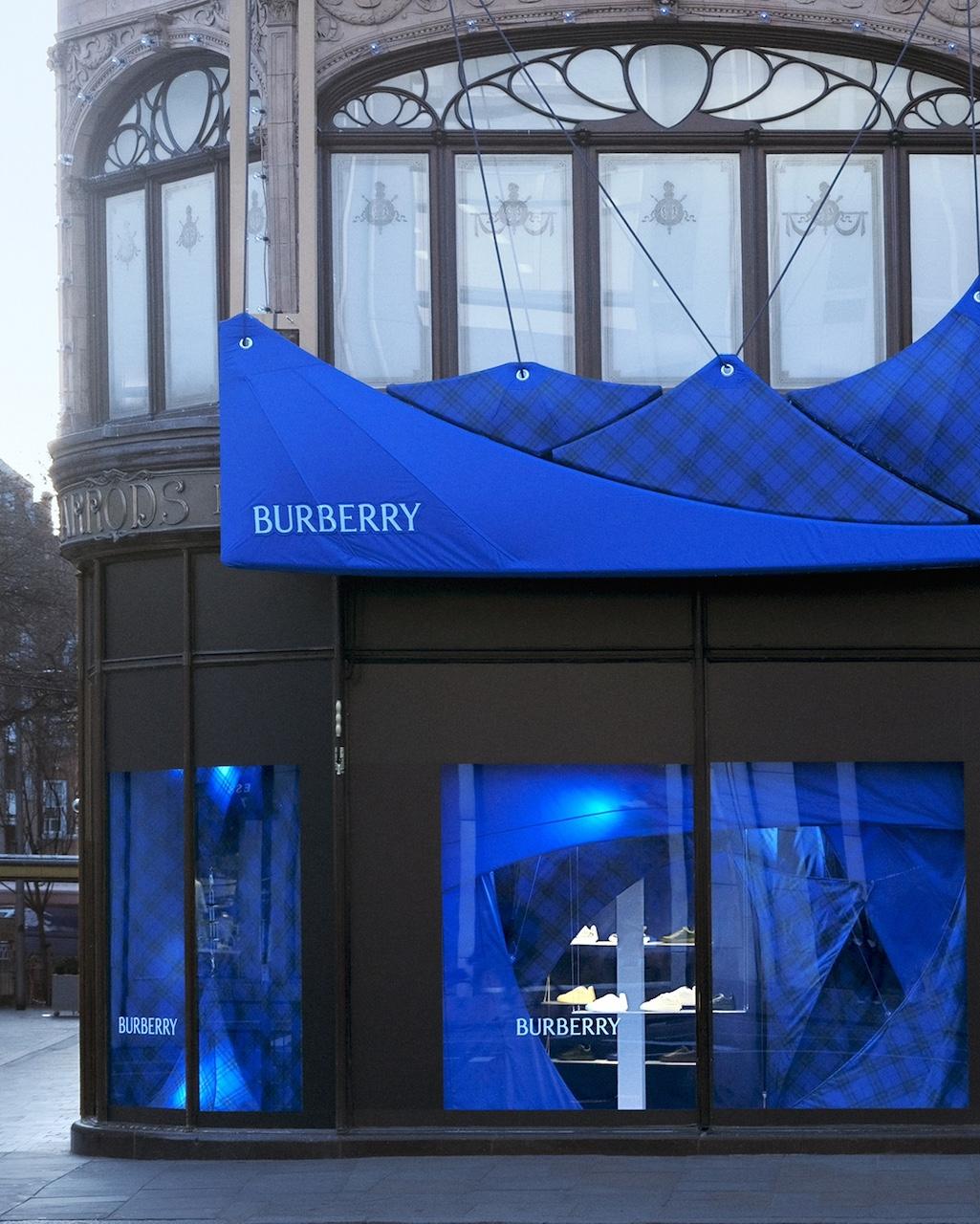 倫敦Harrods百貨公司，與時裝品牌Burberry合作，展現騎士藍格紋新風貌