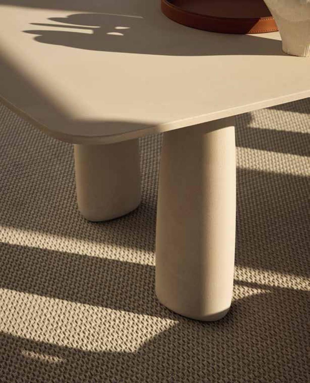 意大利頂級家具Poliform的Monolith桌子，外型圓潤穩重