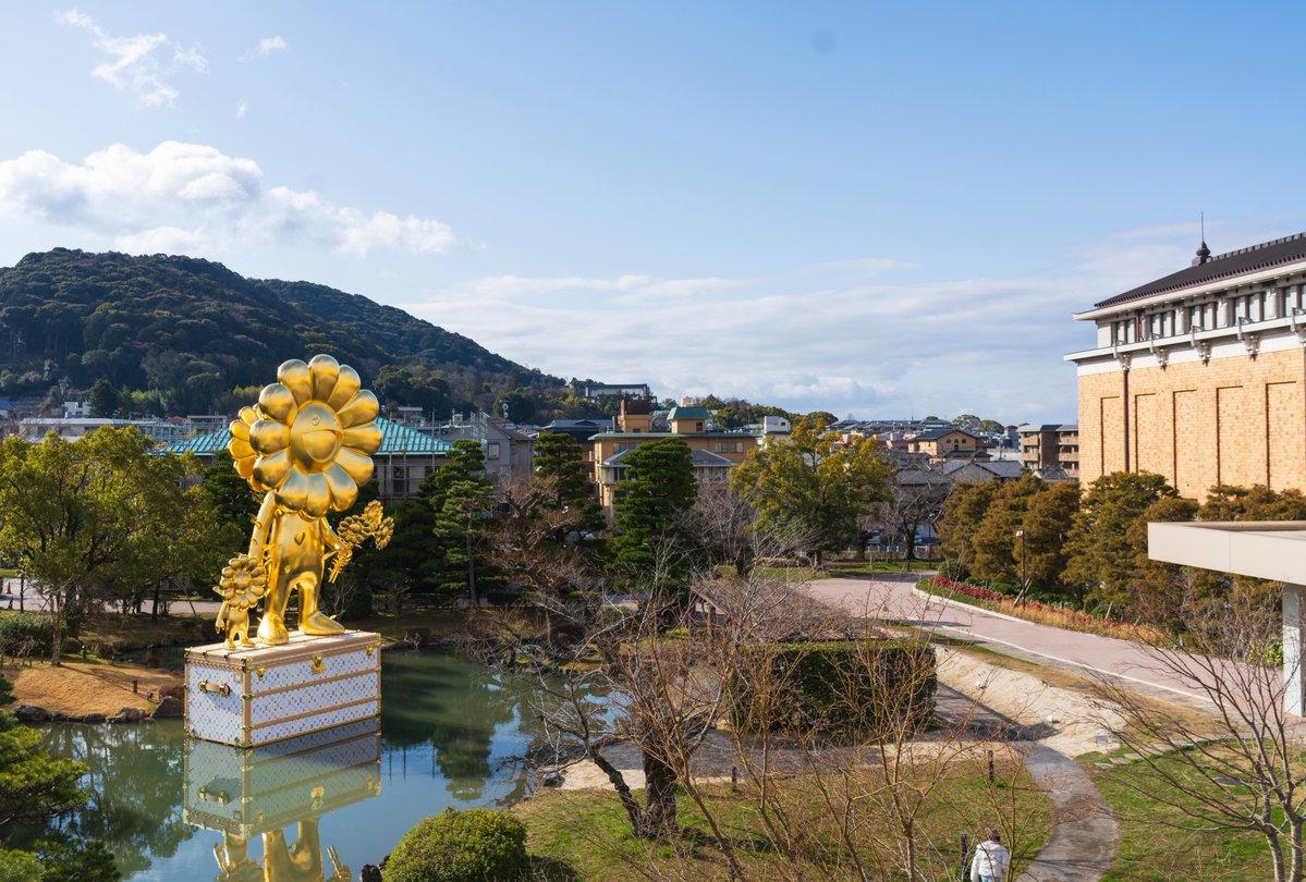Louis Vuitton 與村上隆合作「親子花」雕塑，漂浮於日本京都池塘