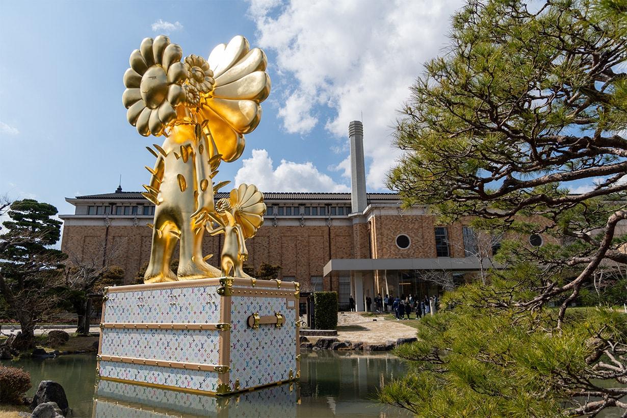 Louis Vuitton 與村上隆合作「Flower Parent and Child」雕塑，漂浮於日本京都池塘