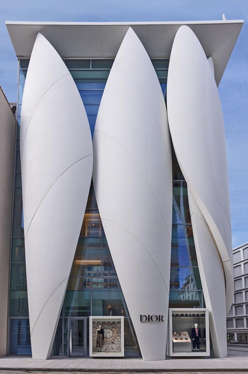 瑞士的Dior專門店，呈現如花瓣的建築外觀