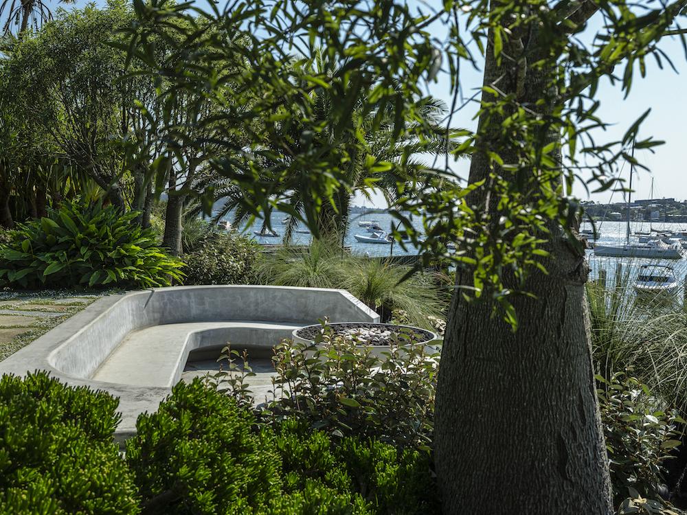 悉尼別墅海天一色，以低調建築輪廓融入周遭環境