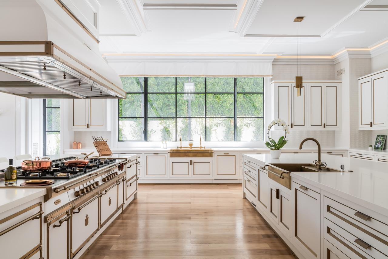 美國加州別墅內的廚房，以純白色調打造清新風格