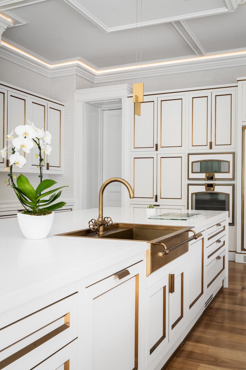 美國加州別墅內的廚房，以純白色調打造清新風格