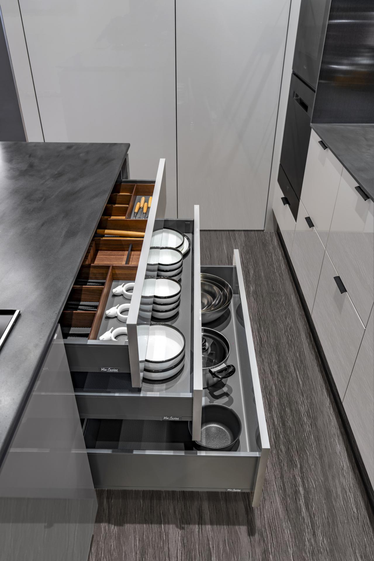 Mia Cucina’s Twilight Kitchen is a Sleek Beauty with Many Tricks up its Sleeves