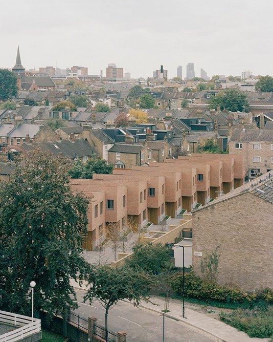 由英國倫敦建築事務所Al-Jawad Pike打造的紅磚屋Chowdhury Walk住宅開發項目