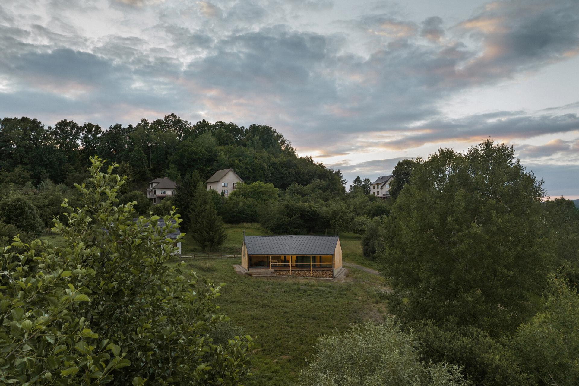 位於捷克Hrubá Skála郊區的小屋, 擁抱波希米亞保護區的田園風光