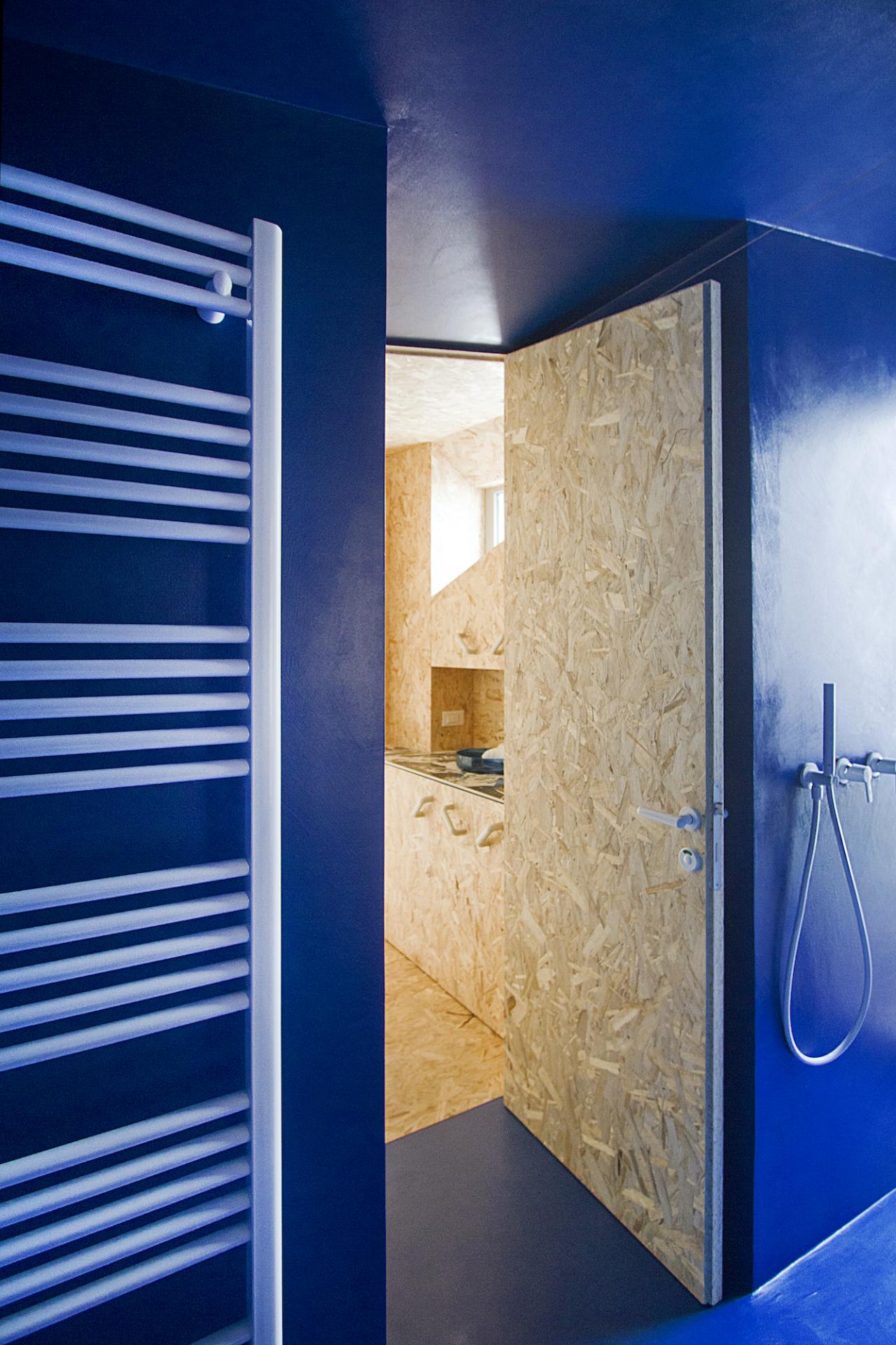 Indigo Blue and OSB Wood Come Together for a Delightful Pied-à-terre in Bergamo