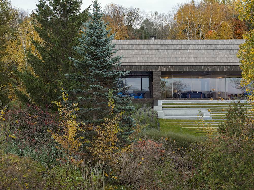 Atelier Échelle Transforms Barn Archetype into Tranquil Vacation Home