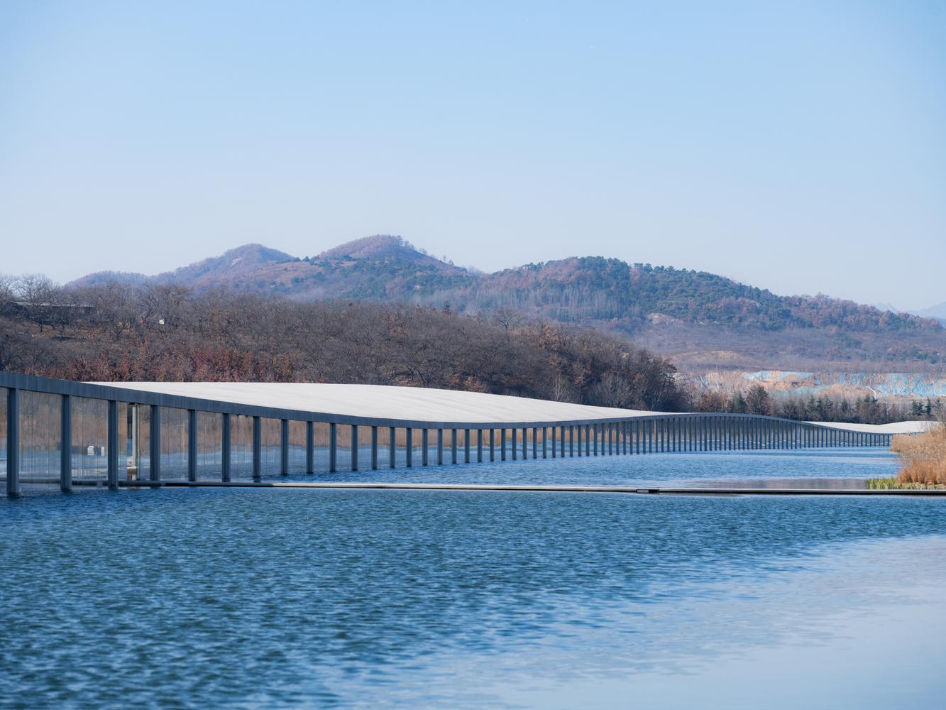 聳立於中國山東省的在水美術館,  由日本建築師石上純也打造飄浮於湖面的線性建築