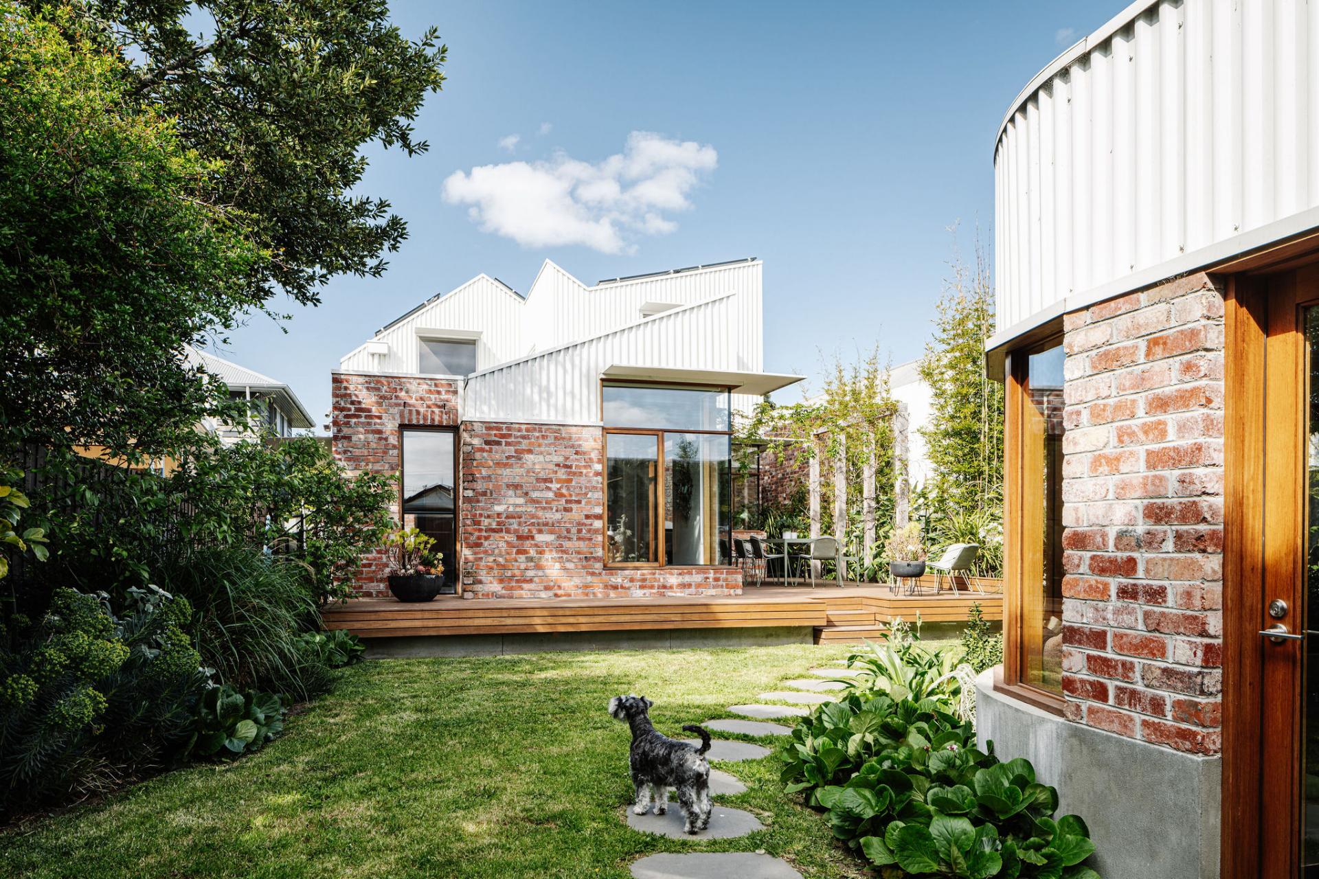 This Australian Bungalow Folds Like the Chatterbox Game