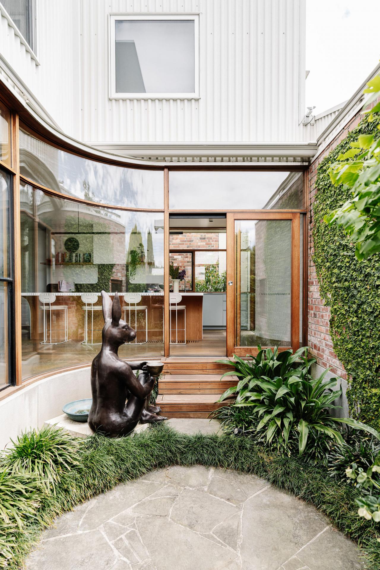 This Australian Bungalow Folds Like the Chatterbox Game