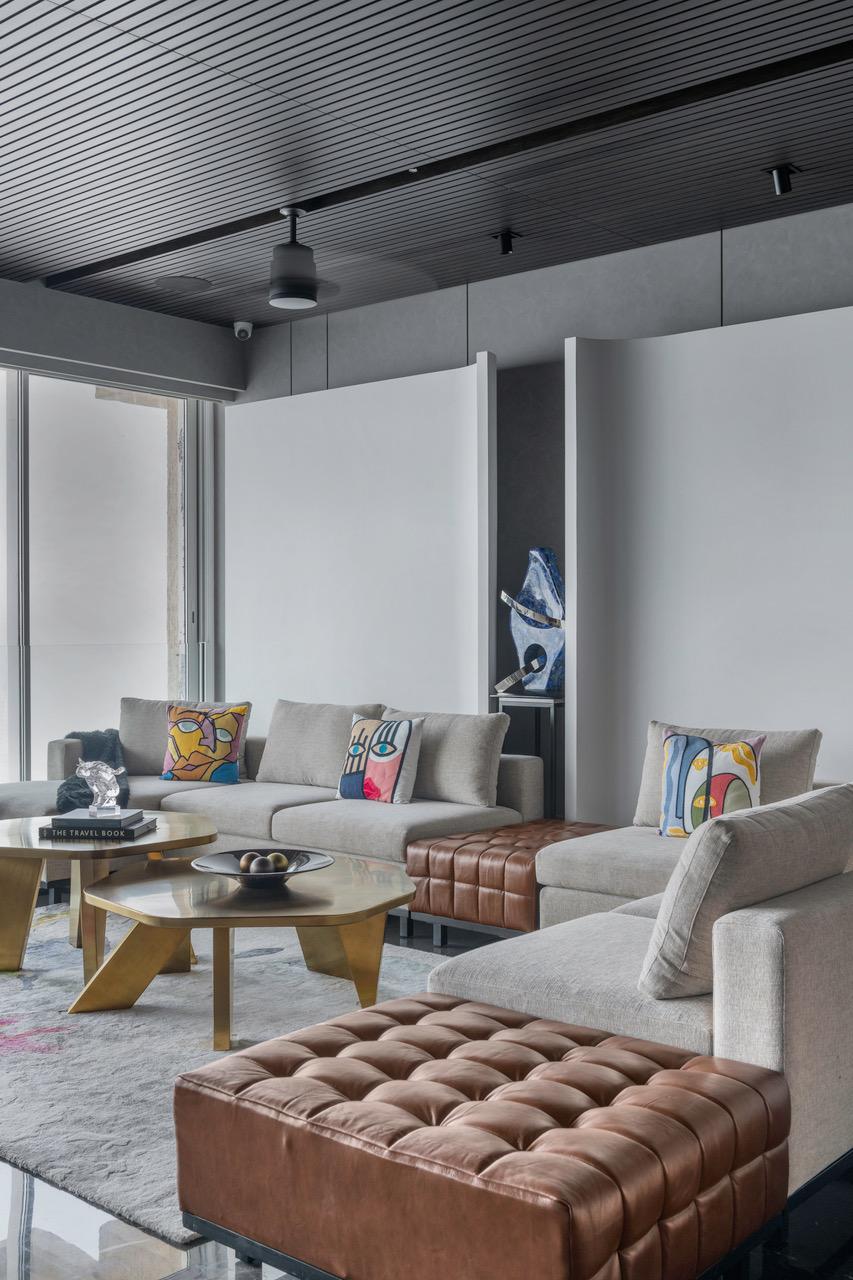 印度孟買3,000呎的The Charcoal Residence, 築構色彩與紋理的活力空間