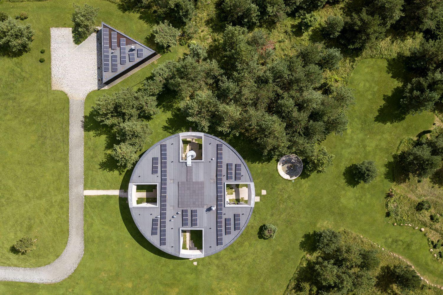 由YCL Studio精心雕琢的立陶宛湖畔建築Villa O