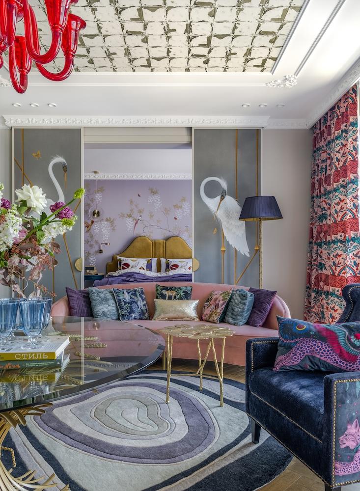 Tour a 1920s-Inspired Abode that Glows like a Jewellery Box 