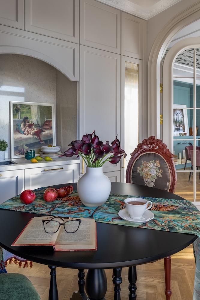 Tour a 1920s-Inspired Abode that Glows like a Jewellery Box 