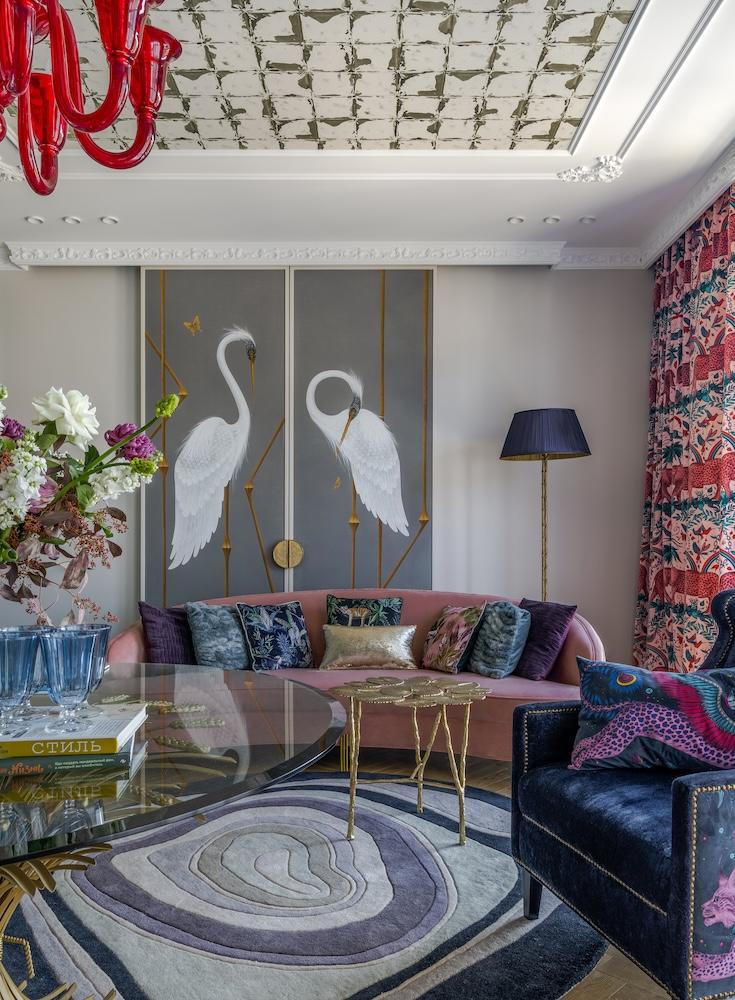 Tour a 1920s-Inspired Abode that Glows like a Jewellery Box 