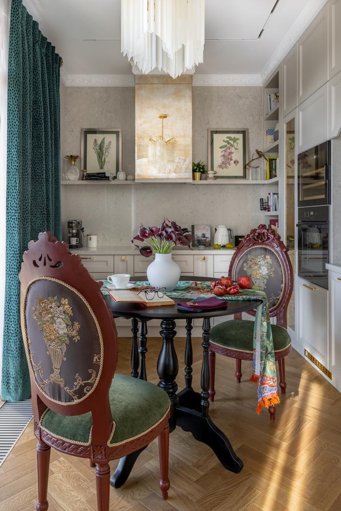 Tour a 1920s-Inspired Abode that Glows like a Jewellery Box 