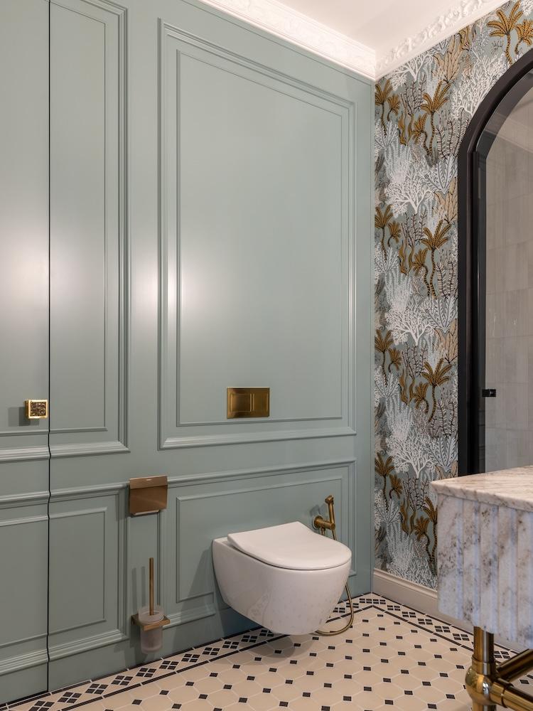 Tour a 1920s-Inspired Abode that Glows like a Jewellery Box 