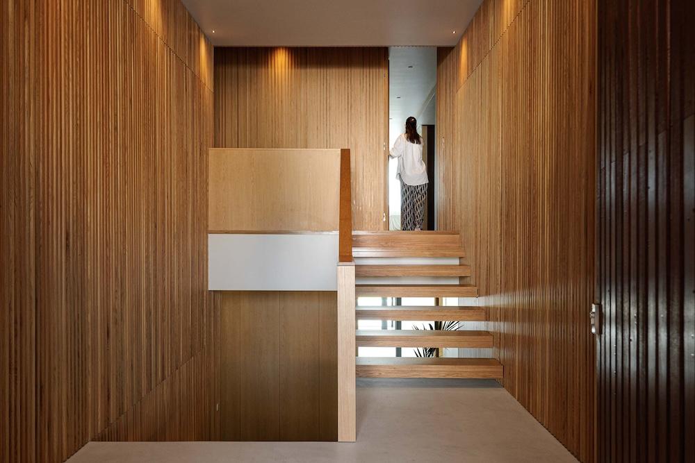 Inside a Split-Level Home in Harmony with Nature 