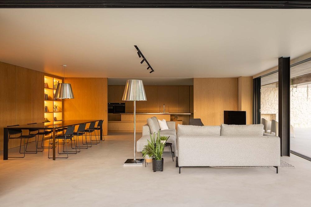 Inside a Split-Level Home in Harmony with Nature 