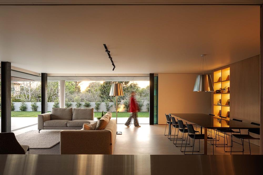 Inside a Split-Level Home in Harmony with Nature 
