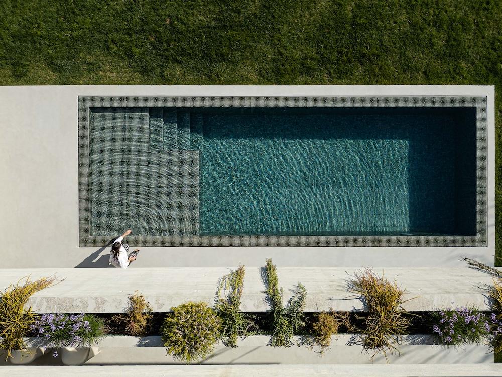 Inside a Split-Level Home in Harmony with Nature 