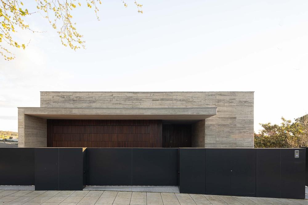 Inside a Split-Level Home in Harmony with Nature 