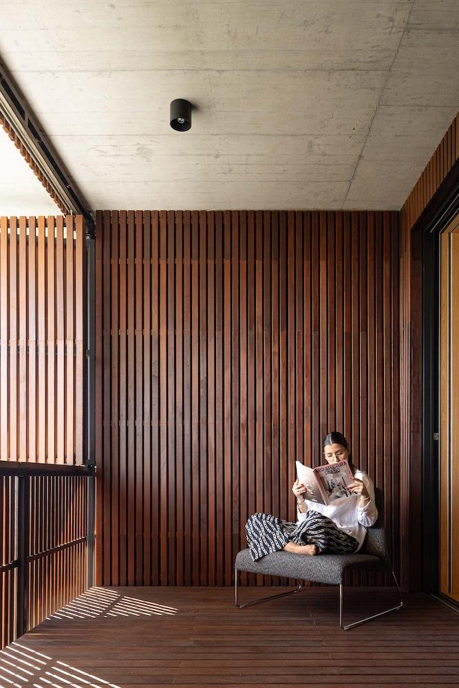 Inside a Split-Level Home in Harmony with Nature 