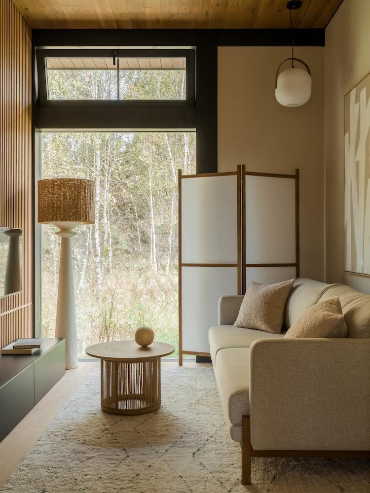 Japandi and Wabi-sabi Make for a Zen-filled Dwelling in the Woods