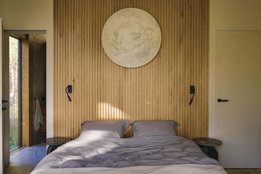 Japandi and Wabi-sabi Make for a Zen-filled Dwelling in the Woods