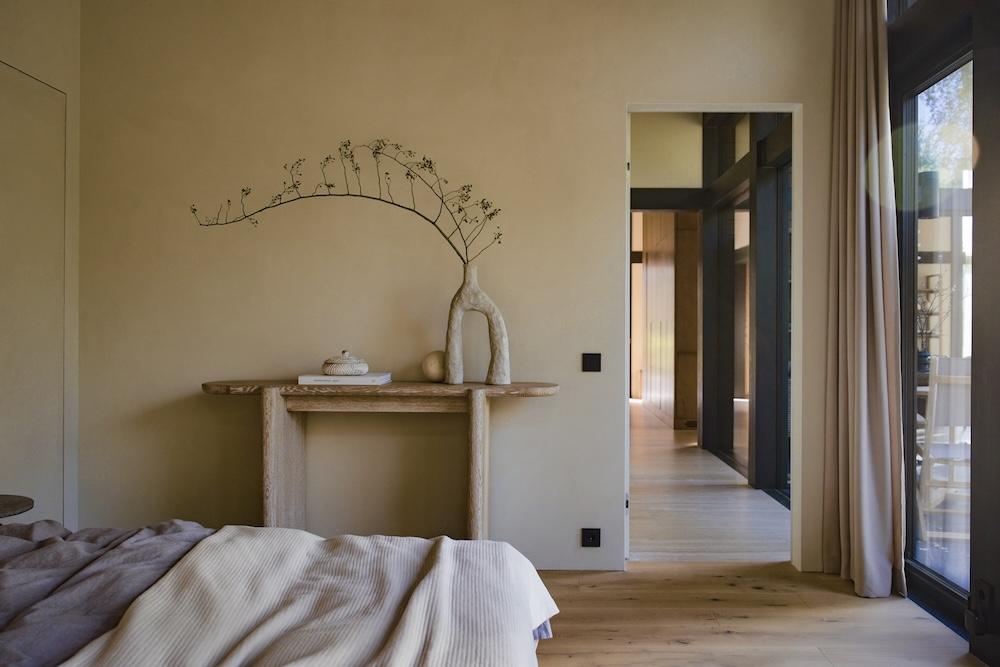 Japandi and Wabi-sabi Make for a Zen-filled Dwelling in the Woods