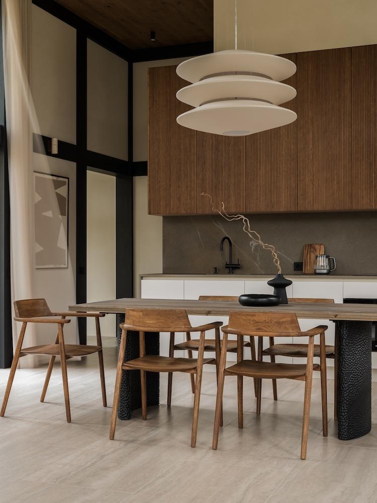 Japandi and Wabi-sabi Make for a Zen-filled Dwelling in the Woods