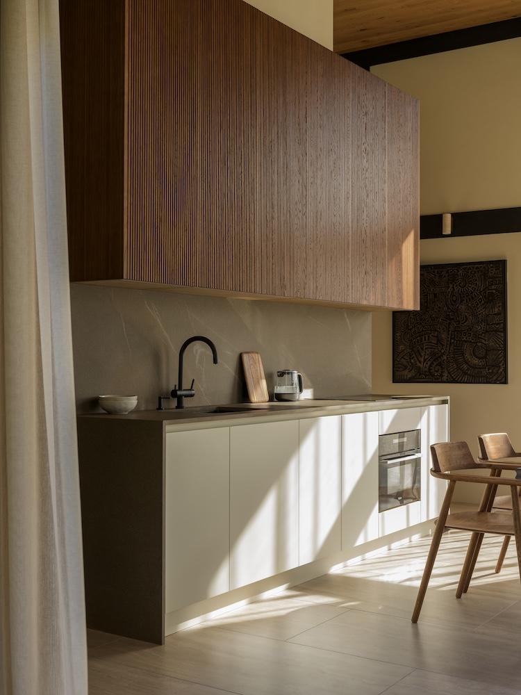 Japandi and Wabi-sabi Make for a Zen-filled Dwelling in the Woods