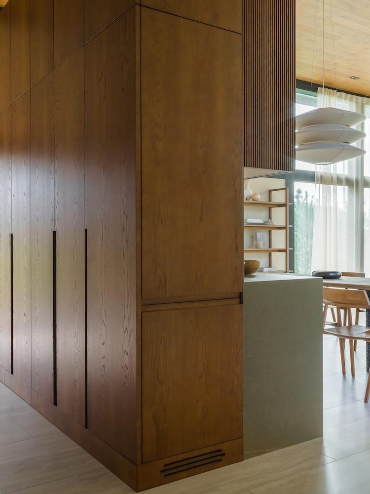 Japandi and Wabi-sabi Make for a Zen-filled Dwelling in the Woods