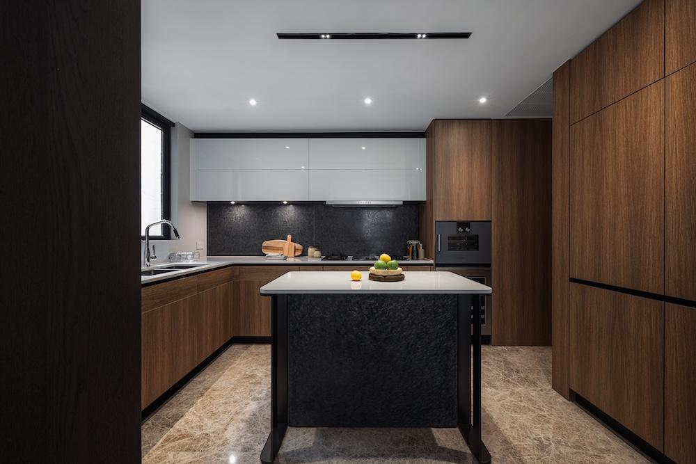 Inside a 1,388 Sq.ft Villa Lucca Apartment with Depth and Contrast