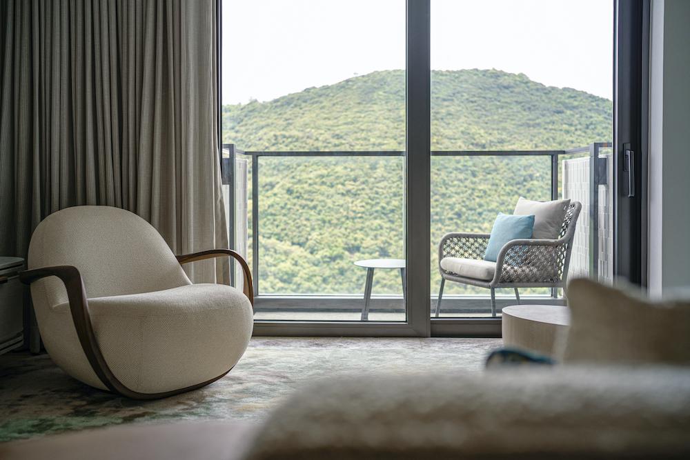 This 1,500 sq.ft Pok Fu Lam Home Captures the Quiet Beauty of Sunset Moments