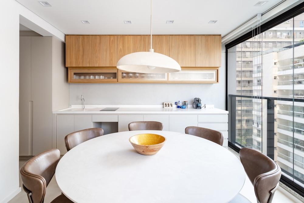 Warm Wood and Smart Reconfiguration Make for 785 Sq.ft. Solo-Living Haven 