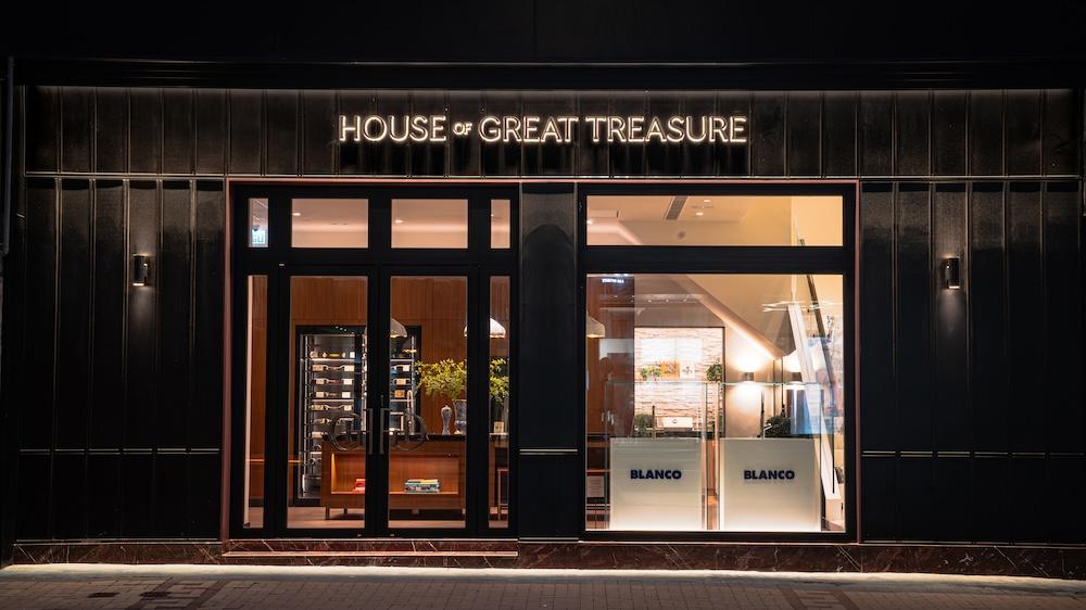 Inside the House of Great Treasure Showroom in Causeway Bay