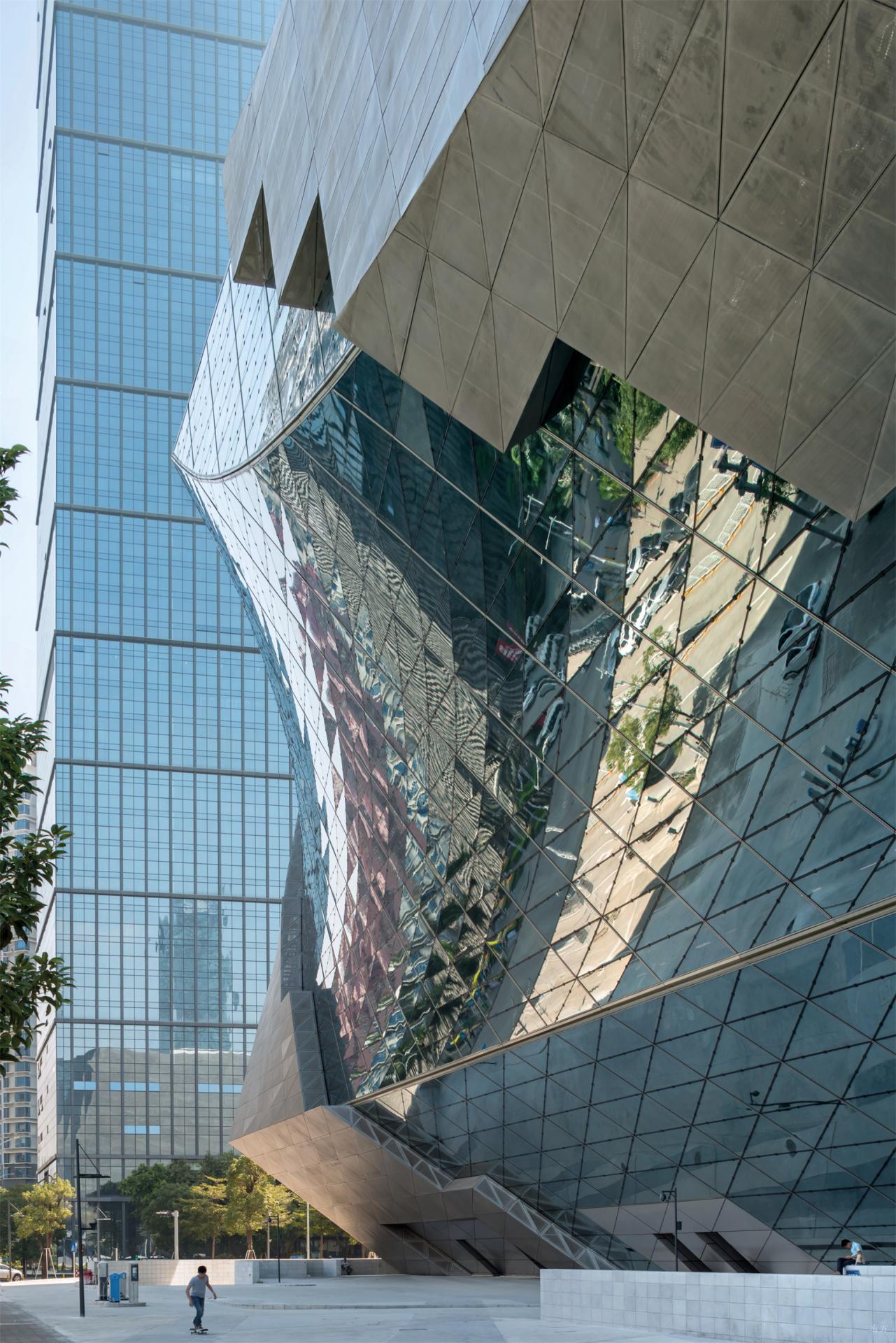 由奧地利藍天組打造的深圳當代藝術與城市規劃館，以前衛解構主義成深圳地標